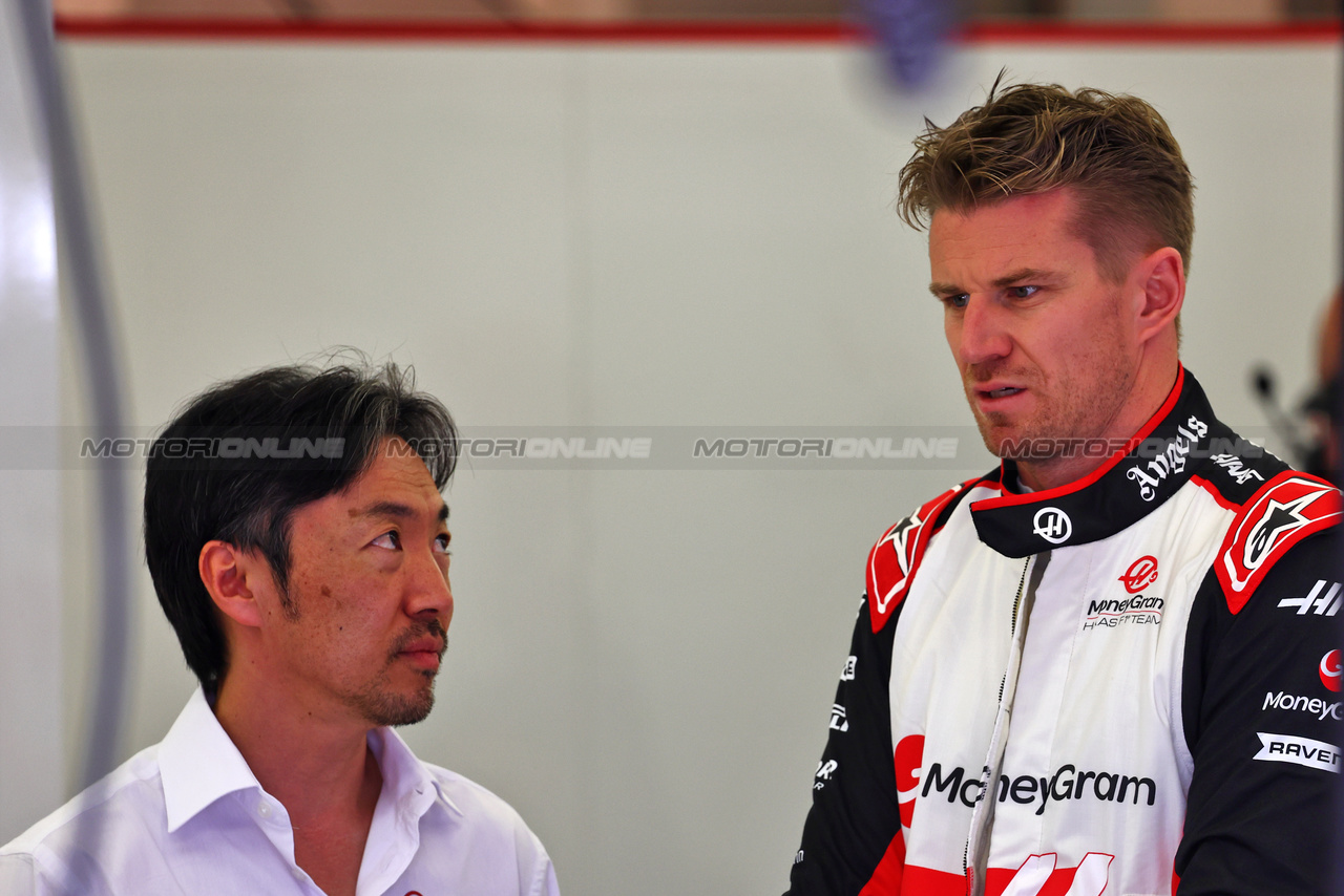 TEST BAHRAIN, (L to R): Ayao Komatsu (JPN) Haas F1 Team Principal with Nico Hulkenberg (GER) Haas F1 Team.

23.02.2024. Formula 1 Testing, Sakhir, Bahrain, Day Three.

- www.xpbimages.com, EMail: requests@xpbimages.com © Copyright: Batchelor / XPB Images