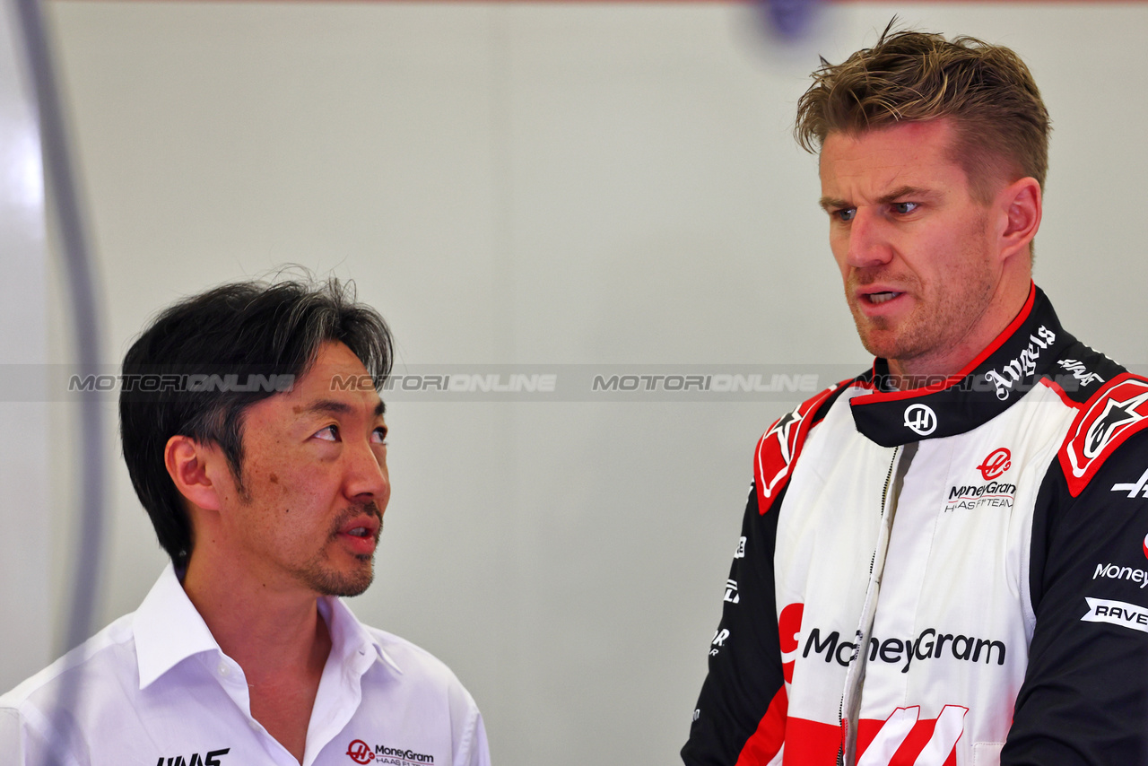 TEST BAHRAIN, (L to R): Ayao Komatsu (JPN) Haas F1 Team Principal with Nico Hulkenberg (GER) Haas F1 Team.

23.02.2024. Formula 1 Testing, Sakhir, Bahrain, Day Three.

- www.xpbimages.com, EMail: requests@xpbimages.com © Copyright: Batchelor / XPB Images
