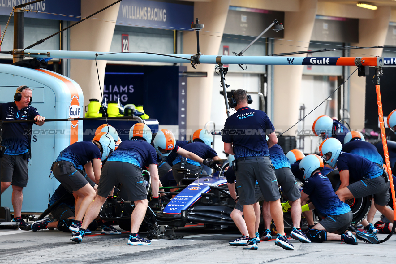 TEST BAHRAIN, Alexander Albon (THA) Williams Racing practices a pit stop.

23.02.2024. Formula 1 Testing, Sakhir, Bahrain, Day Three.

- www.xpbimages.com, EMail: requests@xpbimages.com © Copyright: Batchelor / XPB Images