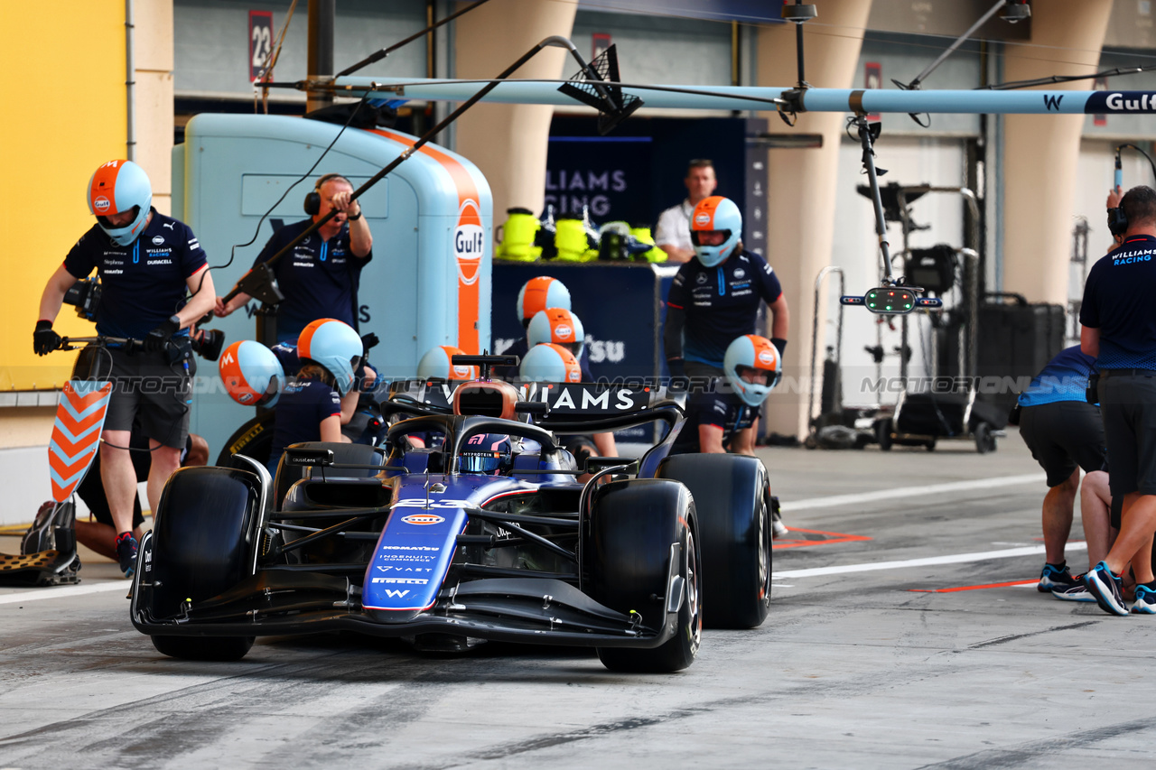 TEST BAHRAIN, Alexander Albon (THA) Williams Racing practices a pit stop.

23.02.2024. Formula 1 Testing, Sakhir, Bahrain, Day Three.

- www.xpbimages.com, EMail: requests@xpbimages.com © Copyright: Batchelor / XPB Images