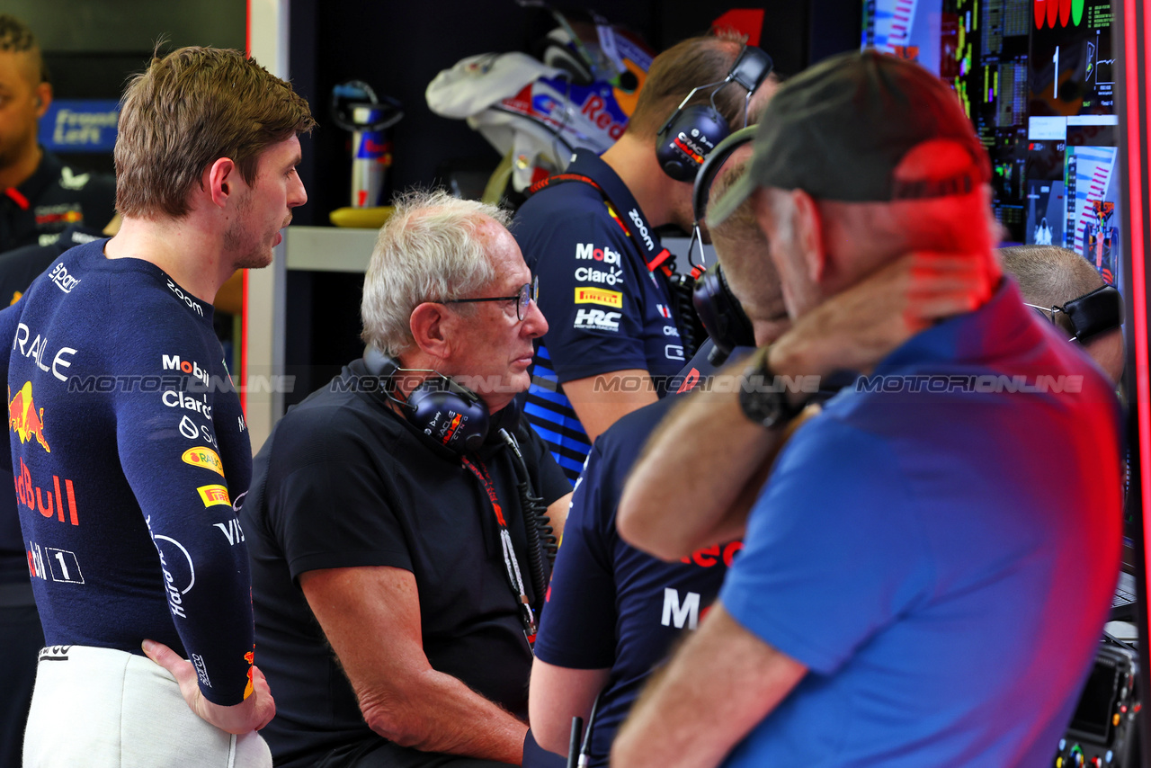TEST BAHRAIN, Max Verstappen (NLD) Red Bull Racing e Dr Helmut Marko (AUT) Red Bull Motorsport Consultant.

23.02.2024. Formula 1 Testing, Sakhir, Bahrain, Day Three.

 - www.xpbimages.com, EMail: requests@xpbimages.com © Copyright: Coates / XPB Images