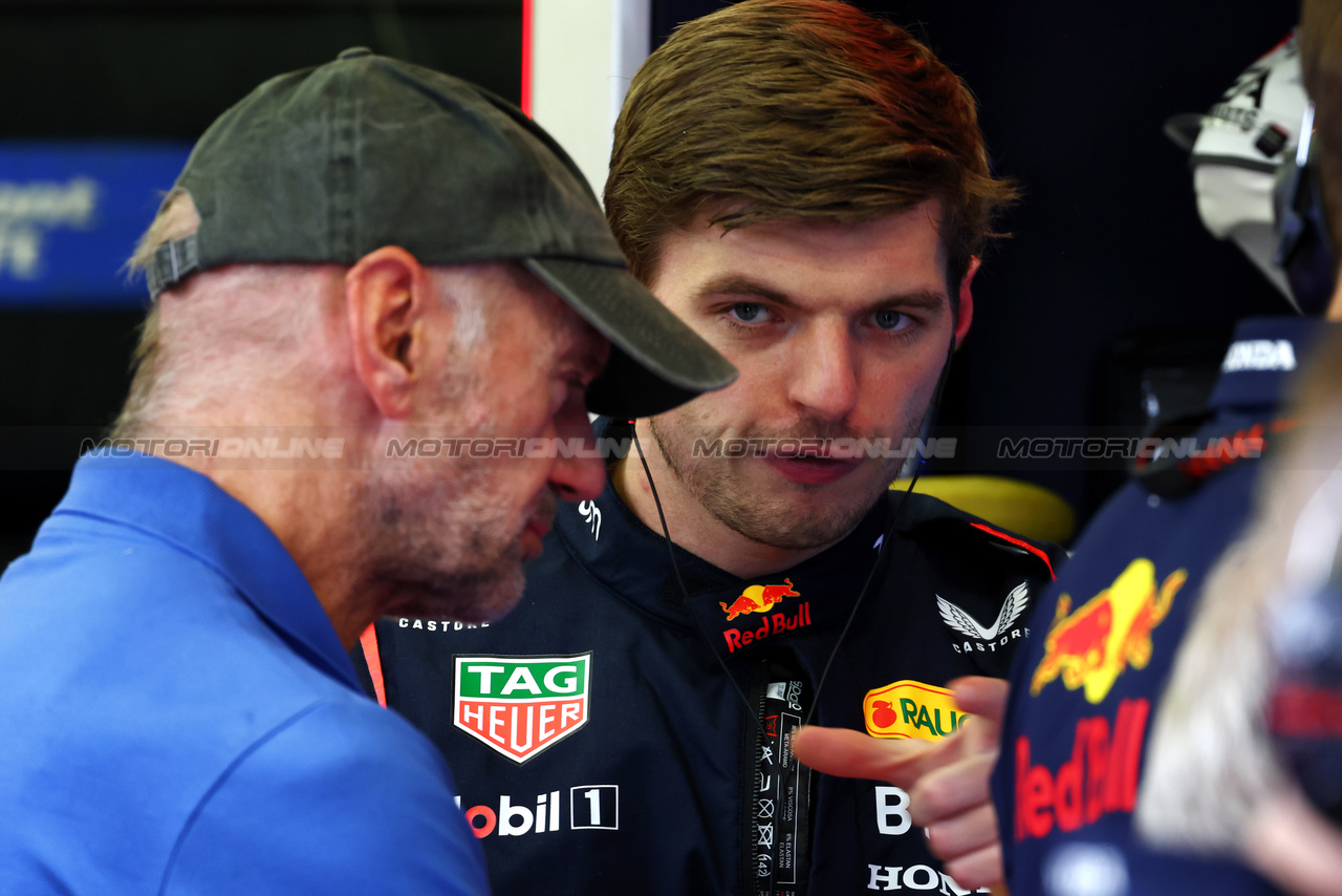TEST BAHRAIN, Adrian Newey (GBR) Red Bull Racing Chief Technical Officer with Max Verstappen (NLD) Red Bull Racing.

23.02.2024. Formula 1 Testing, Sakhir, Bahrain, Day Three.

 - www.xpbimages.com, EMail: requests@xpbimages.com © Copyright: Coates / XPB Images