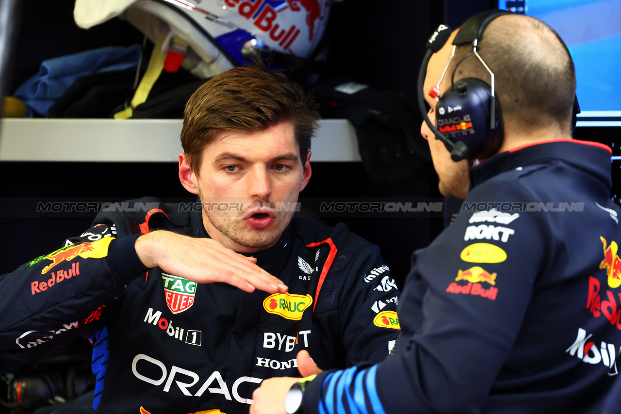 TEST BAHRAIN, (L to R): Max Verstappen (NLD) Red Bull Racing with Gianpiero Lambiase (ITA) Red Bull Racing Engineer.

23.02.2024. Formula 1 Testing, Sakhir, Bahrain, Day Three.

- www.xpbimages.com, EMail: requests@xpbimages.com © Copyright: Batchelor / XPB Images