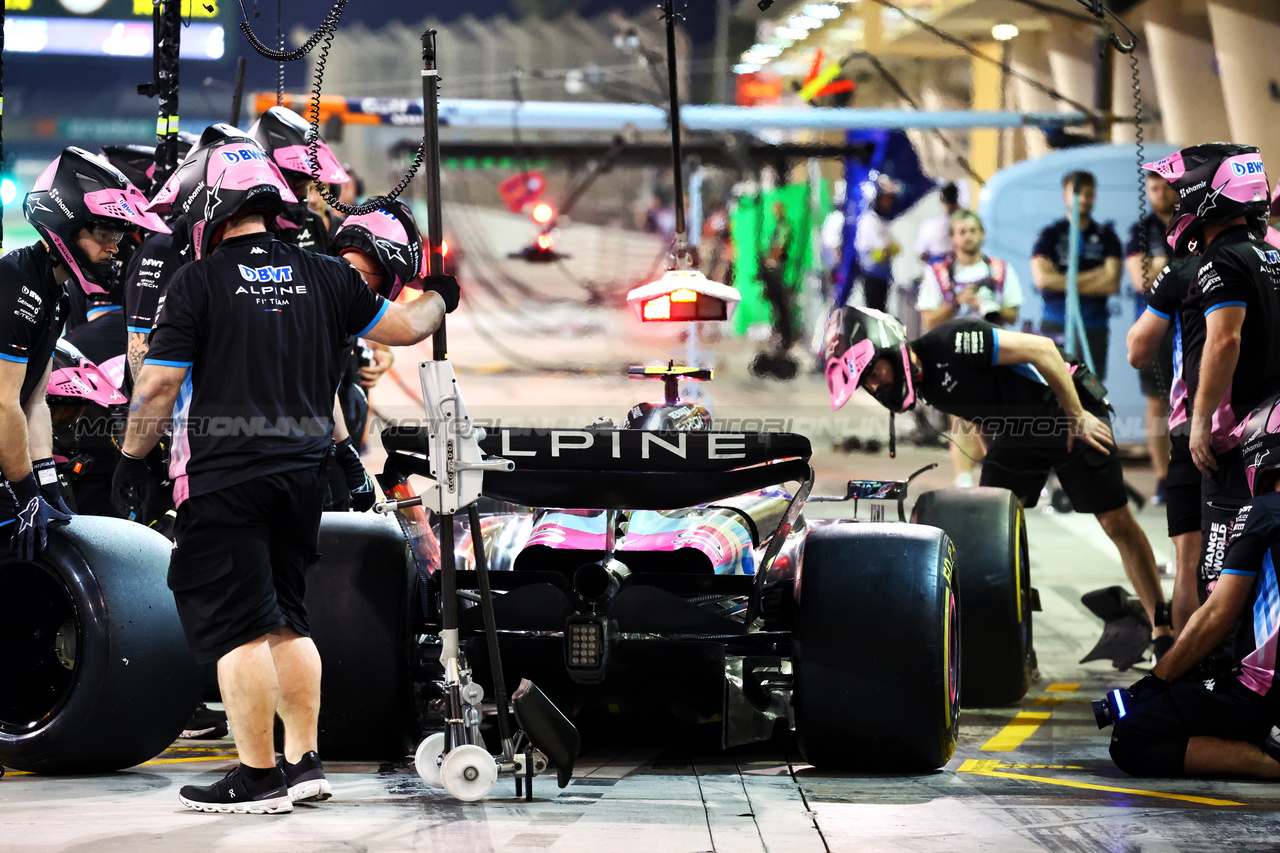 TEST BAHRAIN, Pierre Gasly (FRA) Alpine F1 Team A524 practices a pit stop.

23.02.2024. Formula 1 Testing, Sakhir, Bahrain, Day Three.

- www.xpbimages.com, EMail: requests@xpbimages.com © Copyright: Batchelor / XPB Images