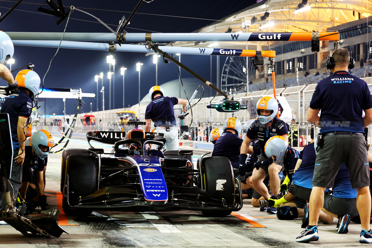 TEST BAHRAIN, Alexander Albon (THA) Williams Racing FW46 practices a pit stop.

23.02.2024. Formula 1 Testing, Sakhir, Bahrain, Day Three.

- www.xpbimages.com, EMail: requests@xpbimages.com © Copyright: Batchelor / XPB Images