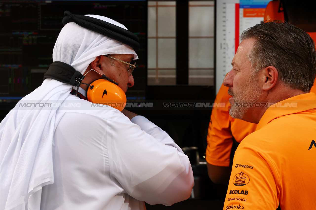 TEST BAHRAIN, (L to R): Sheikh Mohammed bin Essa Al Khalifa (BRN) CEO of the Bahrain Economic Development Board e McLaren Shareholder with Zak Brown (USA) McLaren Executive Director.

23.02.2024. Formula 1 Testing, Sakhir, Bahrain, Day Three.

 - www.xpbimages.com, EMail: requests@xpbimages.com © Copyright: Coates / XPB Images