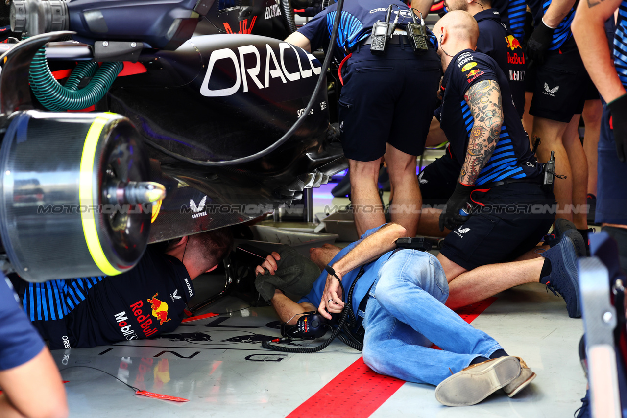TEST BAHRAIN, Adrian Newey (GBR) Red Bull Racing Chief Technical Officer looks under the Red Bull Racing RB20 of Sergio Perez (MEX) Red Bull Racing after he lifted a drain cover at turn 11.

23.02.2024. Formula 1 Testing, Sakhir, Bahrain, Day Three.

- www.xpbimages.com, EMail: requests@xpbimages.com © Copyright: Batchelor / XPB Images