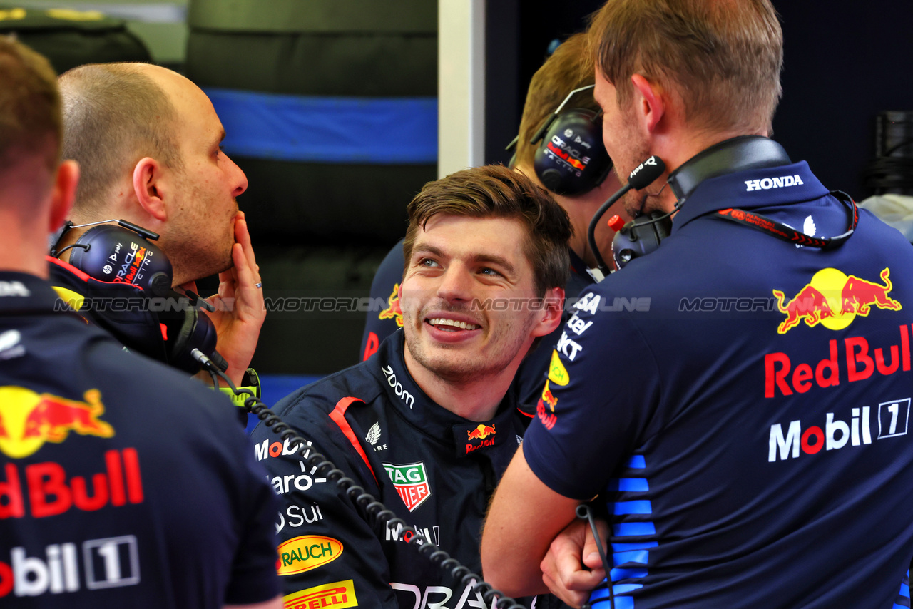 TEST BAHRAIN, Max Verstappen (NLD) Red Bull Racing with Gianpiero Lambiase (ITA) Red Bull Racing Engineer.

23.02.2024. Formula 1 Testing, Sakhir, Bahrain, Day Three.

 - www.xpbimages.com, EMail: requests@xpbimages.com © Copyright: Coates / XPB Images