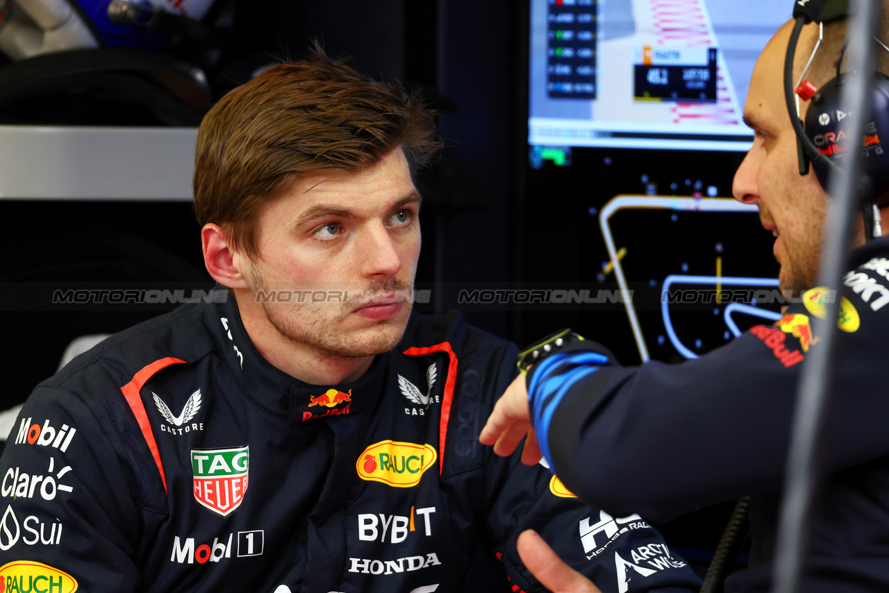 TEST BAHRAIN, Max Verstappen (NLD) Red Bull Racing with Gianpiero Lambiase (ITA) Red Bull Racing Engineer.

23.02.2024. Formula 1 Testing, Sakhir, Bahrain, Day Three.

 - www.xpbimages.com, EMail: requests@xpbimages.com © Copyright: Coates / XPB Images