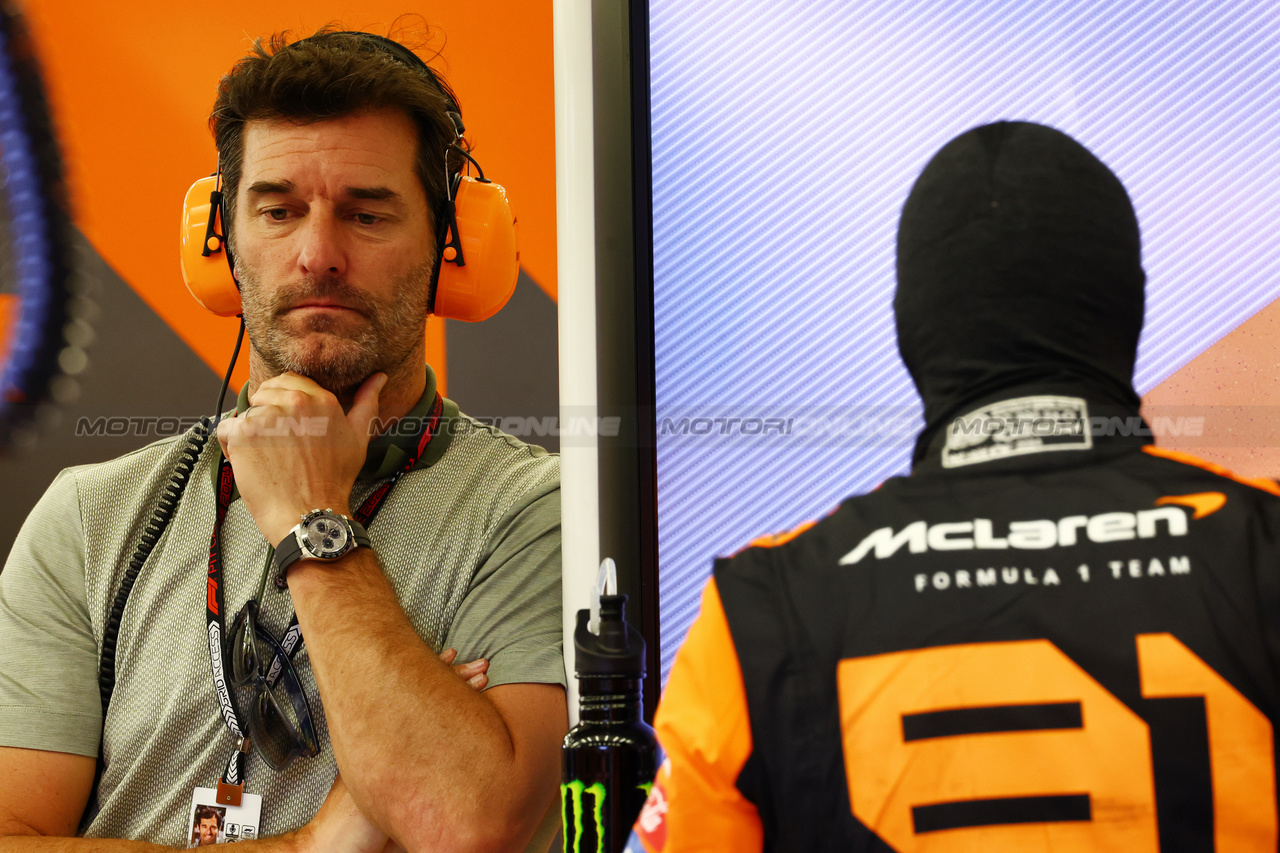 TEST BAHRAIN, (L to R): Mark Webber (AUS) Channel 4 Presenter / Driver Manager with Oscar Piastri (AUS) McLaren.

23.02.2024. Formula 1 Testing, Sakhir, Bahrain, Day Three.

 - www.xpbimages.com, EMail: requests@xpbimages.com © Copyright: Coates / XPB Images
