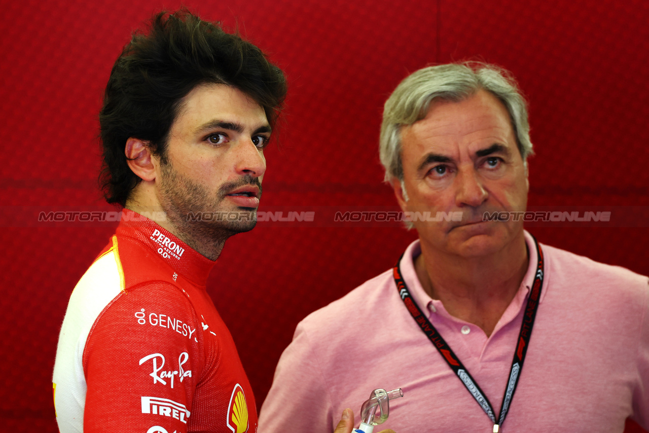 TEST BAHRAIN, (L to R): Carlos Sainz Jr (ESP) Ferrari with his father Carlos Sainz (ESP).

23.02.2024. Formula 1 Testing, Sakhir, Bahrain, Day Three.

 - www.xpbimages.com, EMail: requests@xpbimages.com © Copyright: Coates / XPB Images