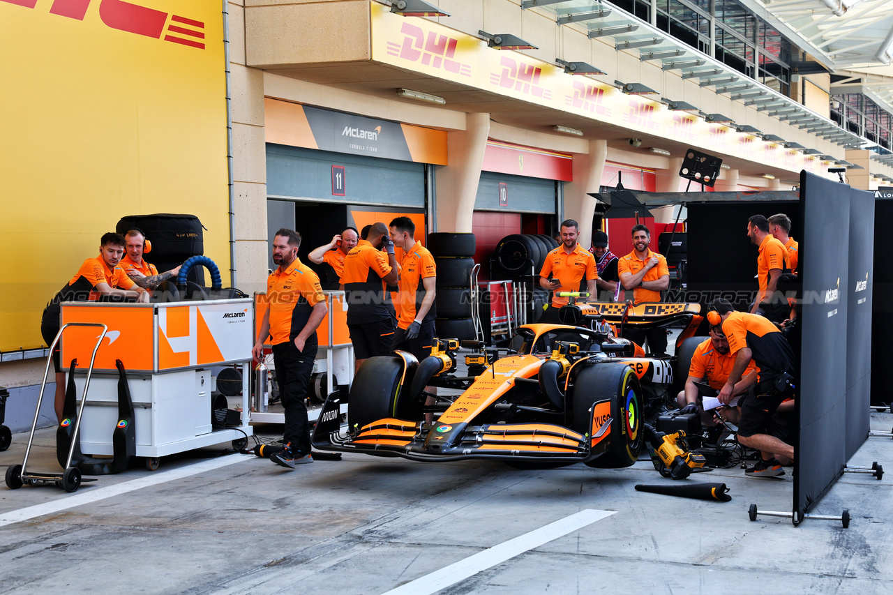 TEST BAHRAIN, McLaren MCL38 of Lando Norris (GBR) McLaren in the pits.

23.02.2024. Formula 1 Testing, Sakhir, Bahrain, Day Three.

- www.xpbimages.com, EMail: requests@xpbimages.com © Copyright: Batchelor / XPB Images