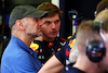 TEST BAHRAIN, Adrian Newey (GBR) Red Bull Racing Chief Technical Officer with Max Verstappen (NLD) Red Bull Racing.
23.02.2024. Formula 1 Testing, Sakhir, Bahrain, Day Three.
 - www.xpbimages.com, EMail: requests@xpbimages.com © Copyright: Coates / XPB Images