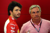 TEST BAHRAIN, (L to R): Carlos Sainz Jr (ESP) Ferrari with his father Carlos Sainz (ESP).
23.02.2024. Formula 1 Testing, Sakhir, Bahrain, Day Three.
 - www.xpbimages.com, EMail: requests@xpbimages.com © Copyright: Coates / XPB Images