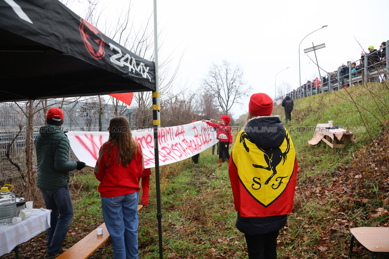 DEBUTTO HAMILTON FERRARI, Ferrari e Lewis Hamilton (GBR) fans - Fiorano Modenese, Italy - www.xpbimages.com, EMail: requests@xpbimages.com © Copyright:  XPB Images