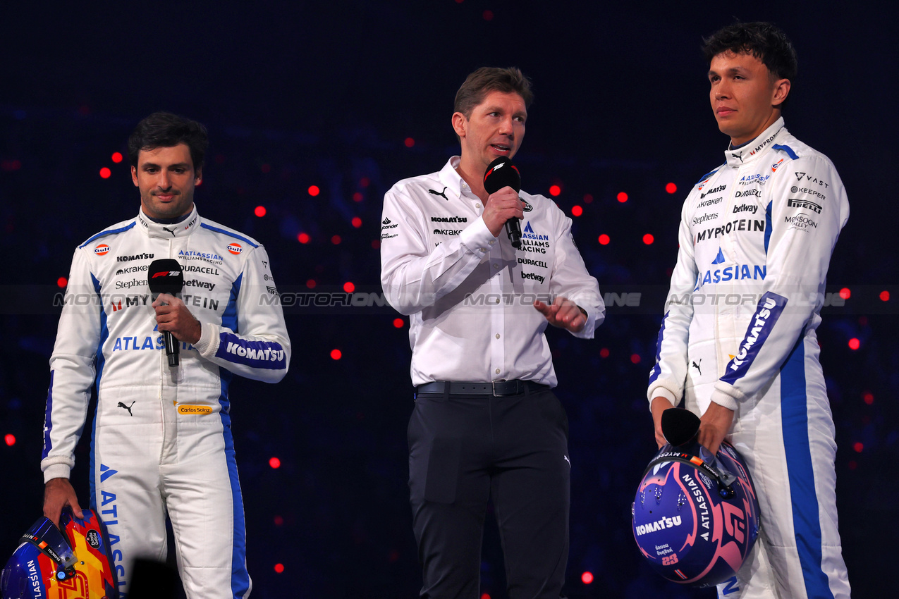 F1 75 LIVE, (L to R): Carlos Sainz (ESP) Williams Racing; James Vowles (GBR) Williams Racing Team Principal; e Alexander Albon (THA) Williams Racing.

18.02.2025. Formula One World Championship, F1 75 Live. O2 Arena, London, England.

- www.xpbimages.com, EMail: requests@xpbimages.com © Copyright: Batchelor / XPB Images