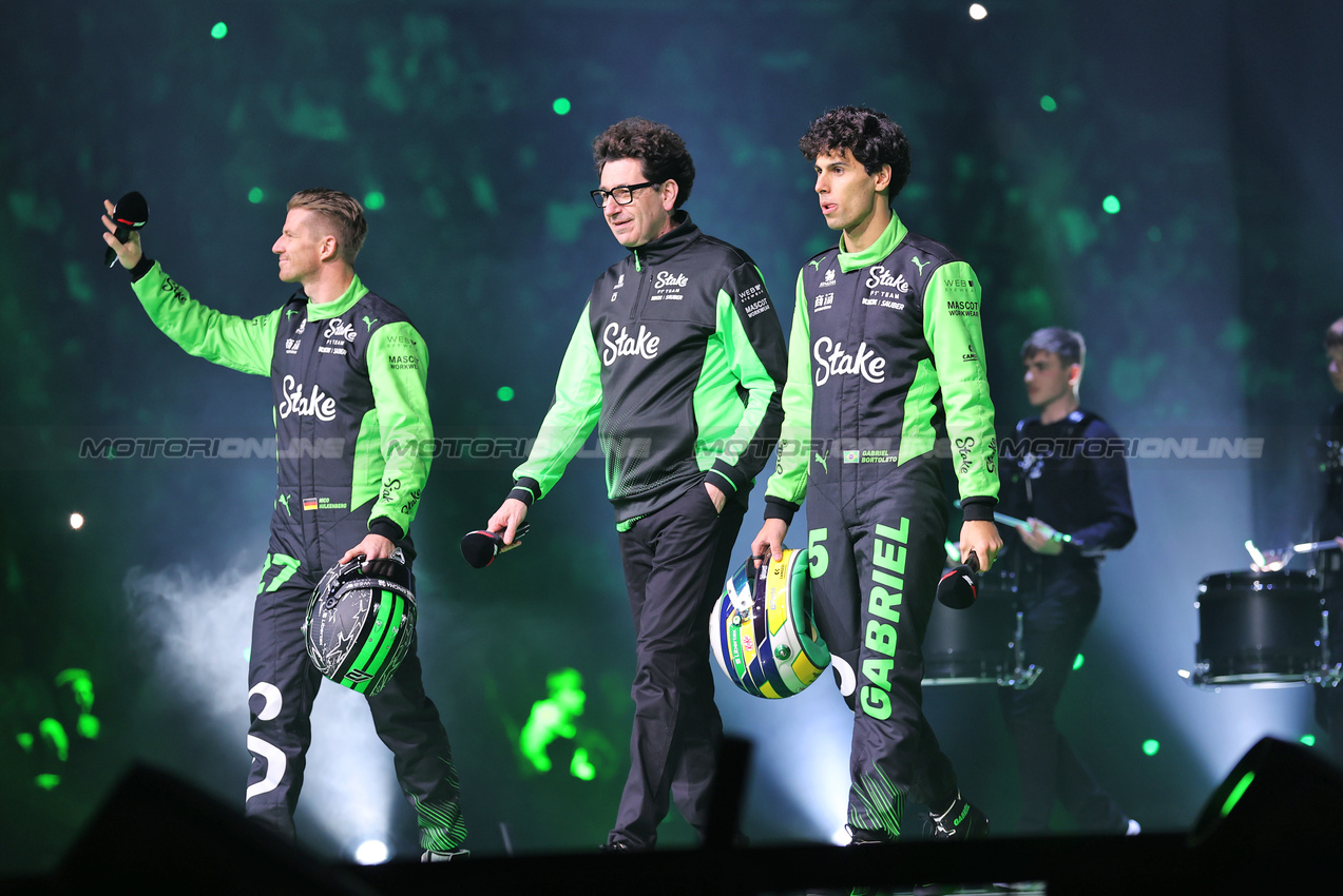 F1 75 LIVE, (L to R): Nico Hulkenberg (GER) Sauber C45; Mattia Binotto (ITA) Sauber Motorsport Chief Operating e Chief Technical Officer; e Gabriel Bortoleto (BRA) Sauber.

18.02.2025. Formula One World Championship, F1 75 Live. O2 Arena, London, England.

- www.xpbimages.com, EMail: requests@xpbimages.com © Copyright: Batchelor / XPB Images