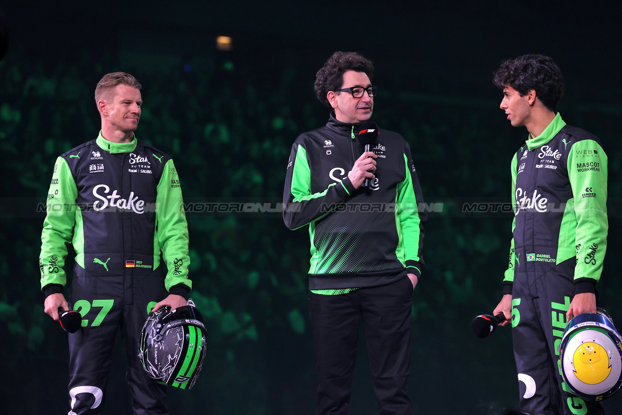 F1 75 LIVE, (L to R): Nico Hulkenberg (GER) Sauber C45; Mattia Binotto (ITA) Sauber Motorsport Chief Operating e Chief Technical Officer; e Gabriel Bortoleto (BRA) Sauber.

18.02.2025. Formula One World Championship, F1 75 Live. O2 Arena, London, England.

- www.xpbimages.com, EMail: requests@xpbimages.com © Copyright: Batchelor / XPB Images
