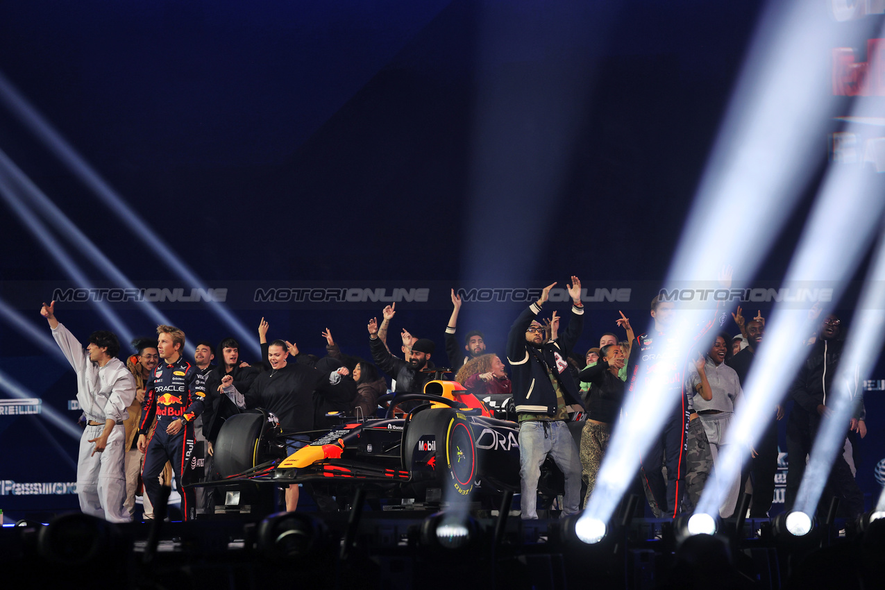 F1 75 LIVE, (L to R): Liam Lawson (NZL) Red Bull Racing e Max Verstappen (NLD) Red Bull Racing.

18.02.2025. Formula One World Championship, F1 75 Live. O2 Arena, London, England.

- www.xpbimages.com, EMail: requests@xpbimages.com © Copyright: Batchelor / XPB Images