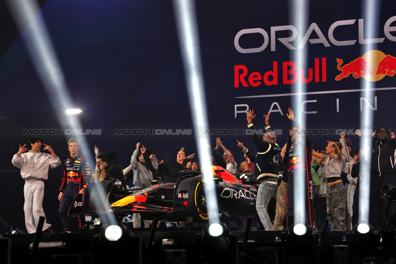 F1 75 LIVE, (L to R): Liam Lawson (NZL) Red Bull Racing e Max Verstappen (NLD) Red Bull Racing.

18.02.2025. Formula One World Championship, F1 75 Live. O2 Arena, London, England.

- www.xpbimages.com, EMail: requests@xpbimages.com © Copyright: Batchelor / XPB Images