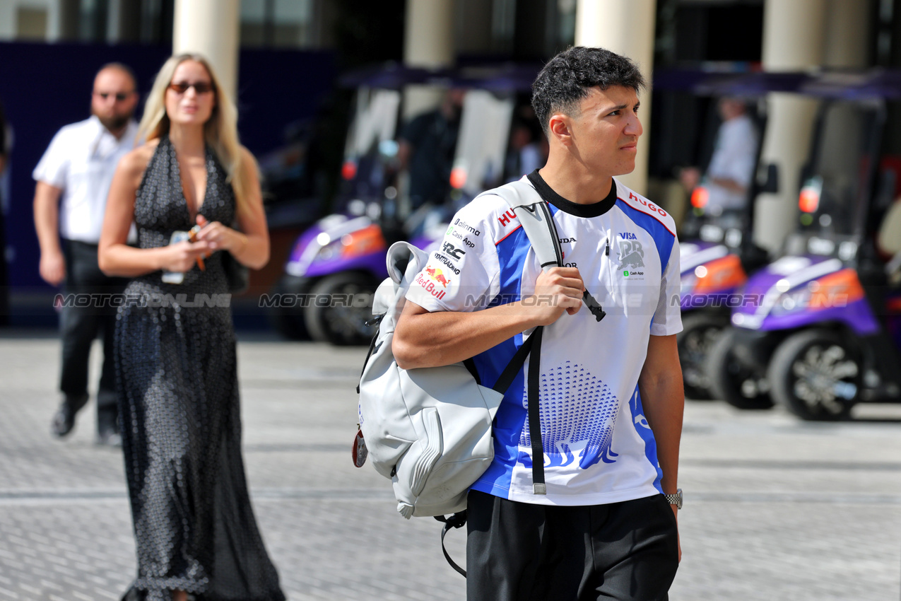 GP ABU DHABI, Isack Hadjar (FRA) Racing Bulls.
07.12.2025. Formula 1 World Championship, Rd 24, Abu Dhabi Grand Prix, Yas Marina Circuit, Abu Dhabi, Gara Day.
- www.xpbimages.com, EMail: requests@xpbimages.com © Copyright: Moy / XPB Images