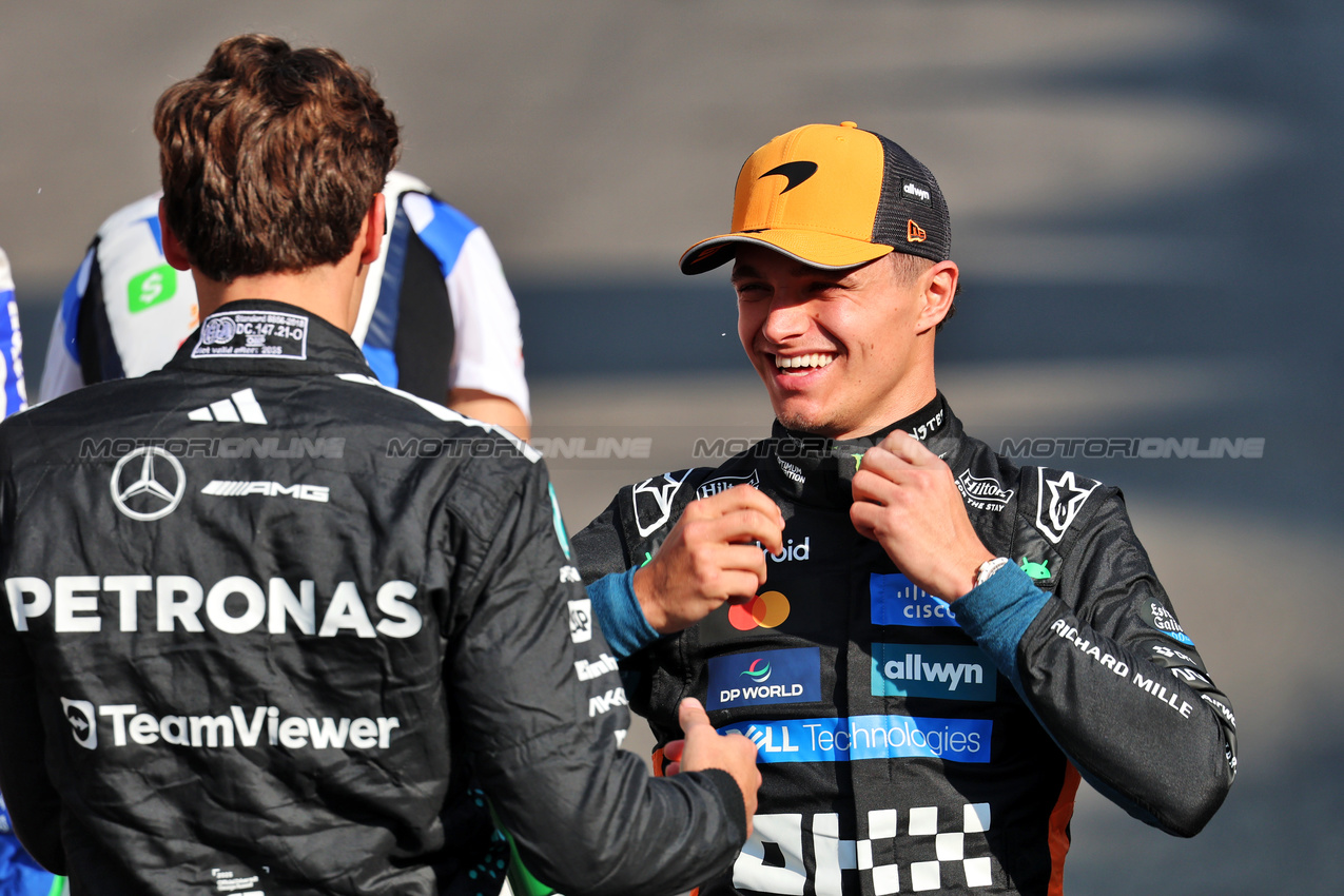 GP ABU DHABI, (L to R): George Russell (GBR) Mercedes AMG F1 e Lando Norris (GBR) McLaren at the end of season group photograph. 

07.12.2025. Formula 1 World Championship, Rd 24, Abu Dhabi Grand Prix, Yas Marina Circuit, Abu Dhabi, Gara Day.

- www.xpbimages.com, EMail: requests@xpbimages.com © Copyright: Batchelor / XPB Images