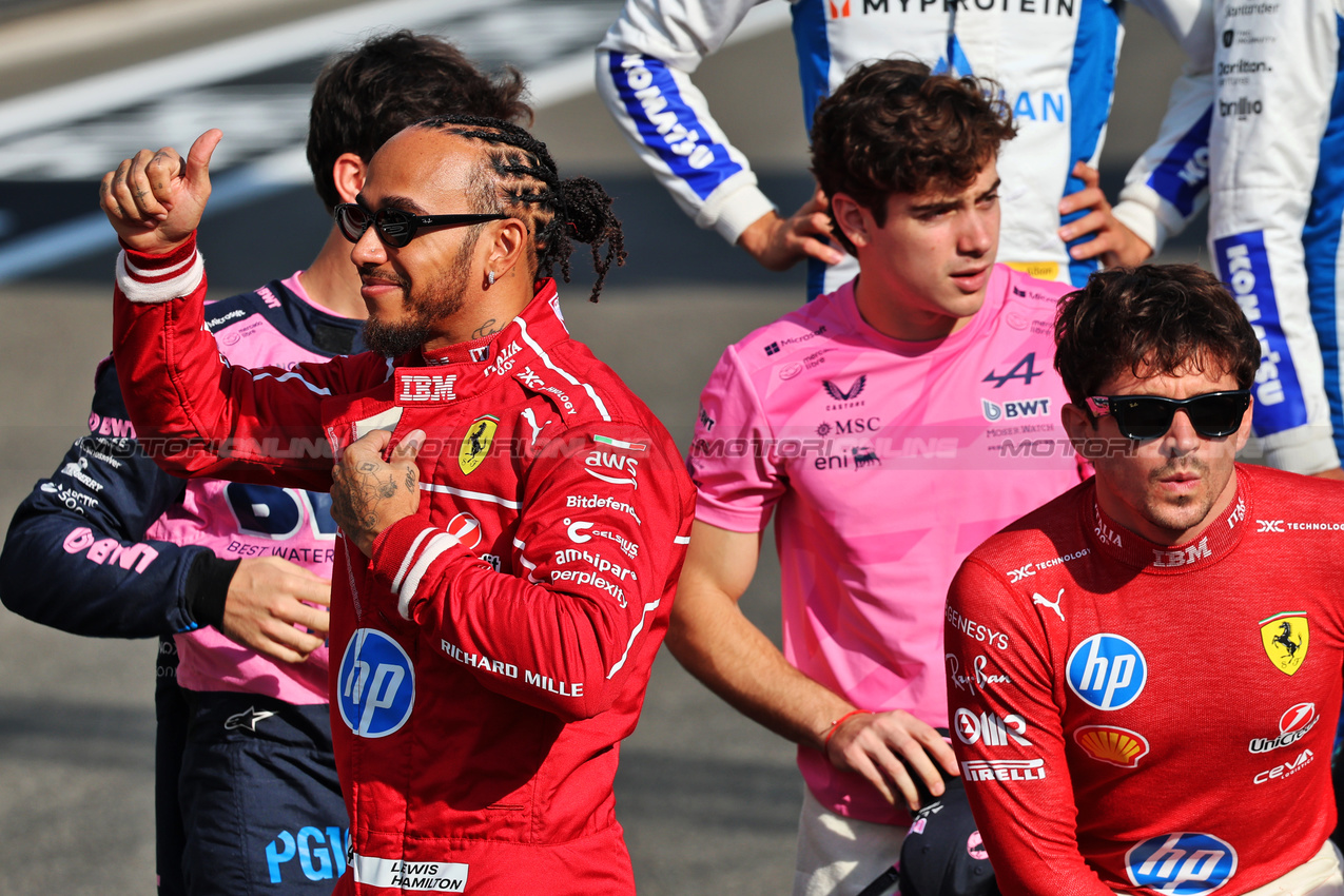 GP ABU DHABI, (L to R): Lewis Hamilton (GBR) Ferrari e Charles Leclerc (MON) Ferrari at the end of season group photograph.

07.12.2025. Formula 1 World Championship, Rd 24, Abu Dhabi Grand Prix, Yas Marina Circuit, Abu Dhabi, Gara Day.

- www.xpbimages.com, EMail: requests@xpbimages.com © Copyright: Batchelor / XPB Images
