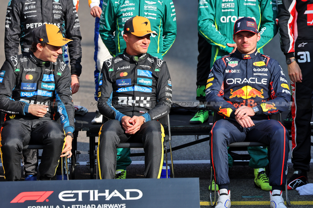 GP ABU DHABI, (L to R): Oscar Piastri (AUS) McLaren; Lando Norris (GBR) McLaren; e Max Verstappen (NLD) Red Bull Racing, at the end of season group photograph.

07.12.2025. Formula 1 World Championship, Rd 24, Abu Dhabi Grand Prix, Yas Marina Circuit, Abu Dhabi, Gara Day.

- www.xpbimages.com, EMail: requests@xpbimages.com © Copyright: Batchelor / XPB Images
