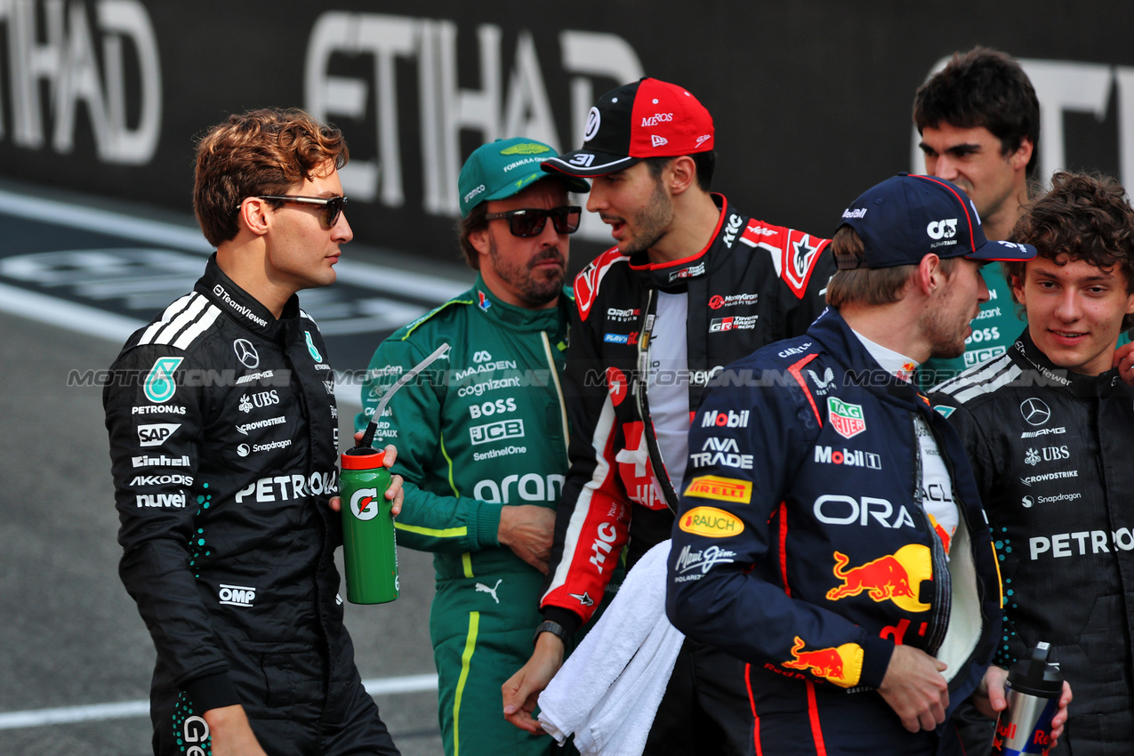 GP ABU DHABI, (L to R): George Russell (GBR) Mercedes AMG F1; Fernando Alonso (ESP) Aston Martin F1 Team; e Esteban Ocon (FRA) Haas F1 Team, at the end of season group photograph.
07.12.2025. Formula 1 World Championship, Rd 24, Abu Dhabi Grand Prix, Yas Marina Circuit, Abu Dhabi, Gara Day.
- www.xpbimages.com, EMail: requests@xpbimages.com © Copyright: Batchelor / XPB Images
