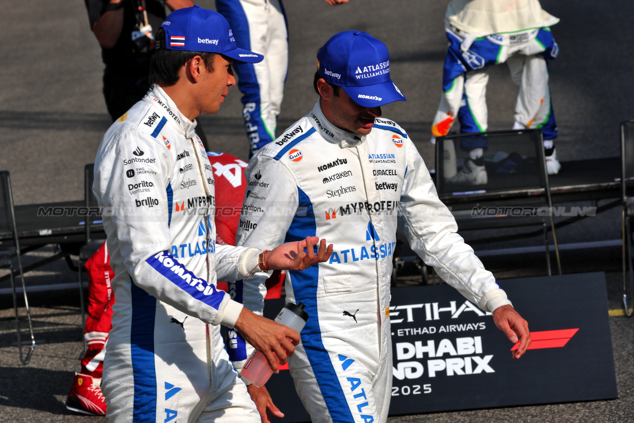 GP ABU DHABI, (L to R): Carlos Sainz (ESP) Atlassian Williams Racing e Alexander Albon (THA) Atlassian Williams Racing at the end of season group photograph. 

07.12.2025. Formula 1 World Championship, Rd 24, Abu Dhabi Grand Prix, Yas Marina Circuit, Abu Dhabi, Gara Day.

- www.xpbimages.com, EMail: requests@xpbimages.com © Copyright: Batchelor / XPB Images