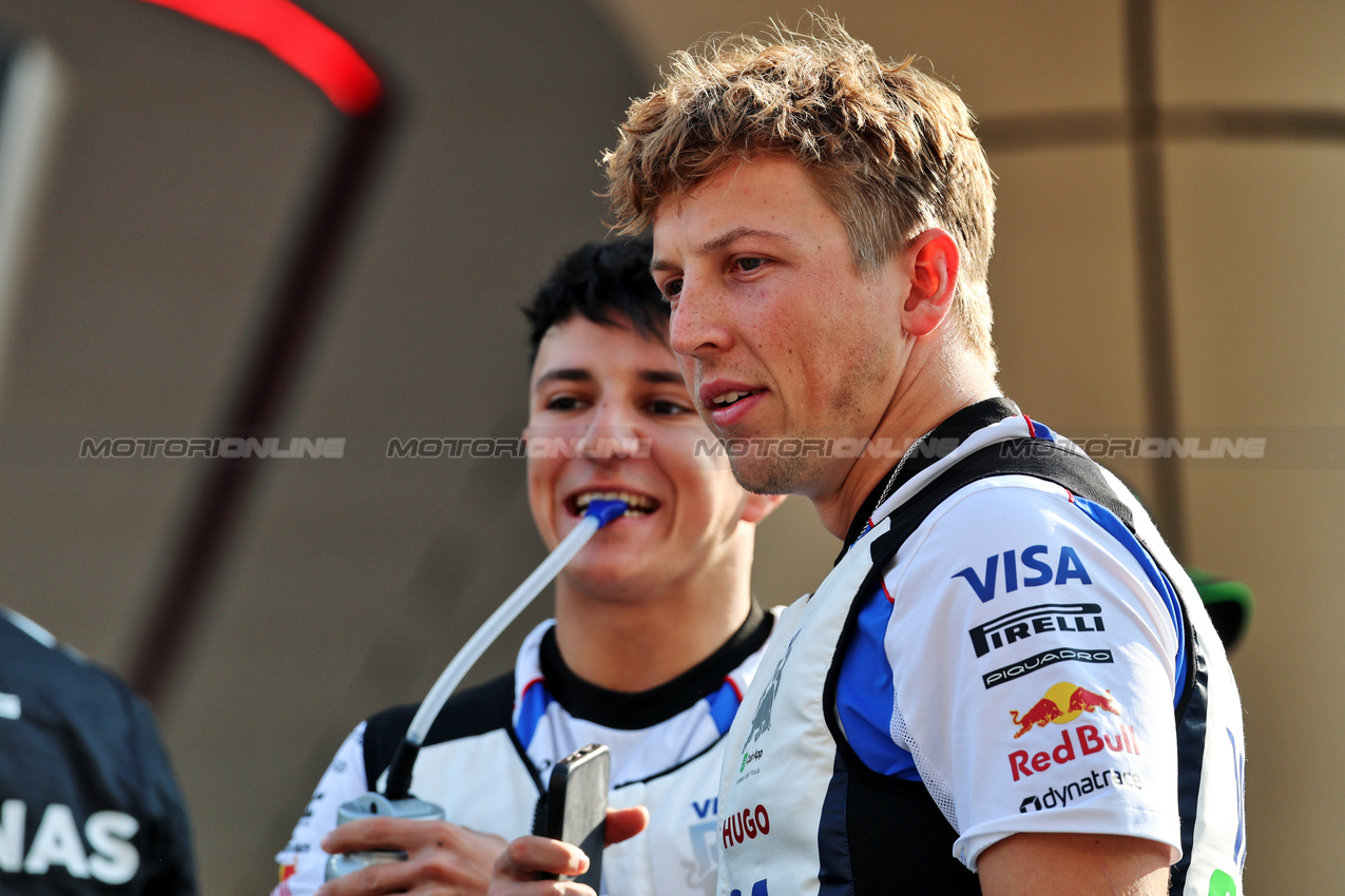 GP ABU DHABI, Liam Lawson (NZL) Racing Bulls on the drivers' parade.

07.12.2025. Formula 1 World Championship, Rd 24, Abu Dhabi Grand Prix, Yas Marina Circuit, Abu Dhabi, Gara Day.

- www.xpbimages.com, EMail: requests@xpbimages.com © Copyright: Batchelor / XPB Images