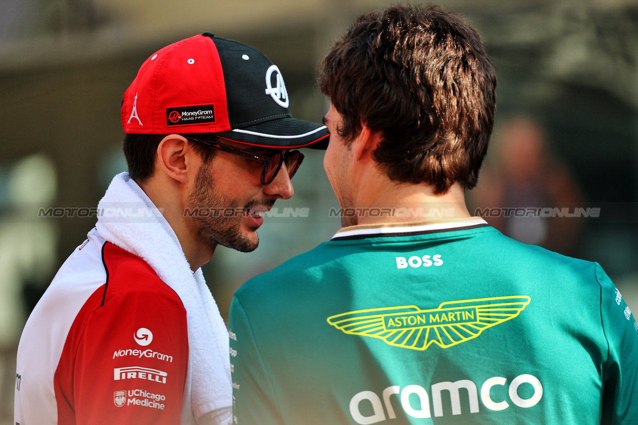 GP ABU DHABI, Esteban Ocon (FRA) Haas F1 Team e Lance Stroll (CDN) Aston Martin F1 Team on the drivers' parade.
07.12.2025. Formula 1 World Championship, Rd 24, Abu Dhabi Grand Prix, Yas Marina Circuit, Abu Dhabi, Gara Day.
- www.xpbimages.com, EMail: requests@xpbimages.com © Copyright: Batchelor / XPB Images