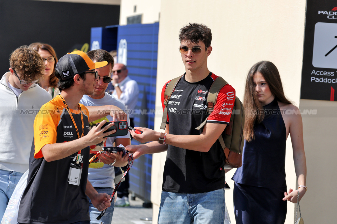 GP ABU DHABI, Oliver Bearman (GBR) Haas F1 Team.

07.12.2025. Formula 1 World Championship, Rd 24, Abu Dhabi Grand Prix, Yas Marina Circuit, Abu Dhabi, Gara Day.

- www.xpbimages.com, EMail: requests@xpbimages.com © Copyright: Moy / XPB Images