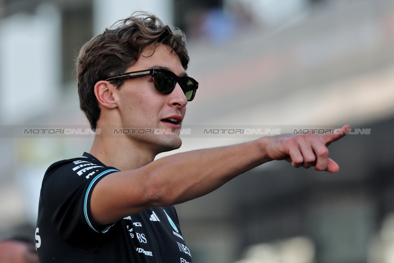 GP ABU DHABI, George Russell (GBR) Mercedes AMG F1 on the drivers' parade.

07.12.2025. Formula 1 World Championship, Rd 24, Abu Dhabi Grand Prix, Yas Marina Circuit, Abu Dhabi, Gara Day.

- www.xpbimages.com, EMail: requests@xpbimages.com © Copyright: Batchelor / XPB Images
