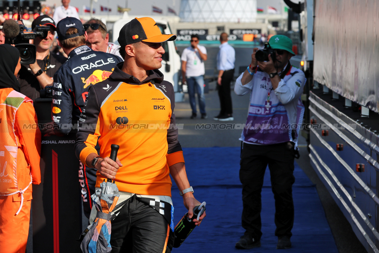 GP ABU DHABI, Lando Norris (GBR) McLaren on the drivers' parade.

07.12.2025. Formula 1 World Championship, Rd 24, Abu Dhabi Grand Prix, Yas Marina Circuit, Abu Dhabi, Gara Day.

- www.xpbimages.com, EMail: requests@xpbimages.com © Copyright: Batchelor / XPB Images