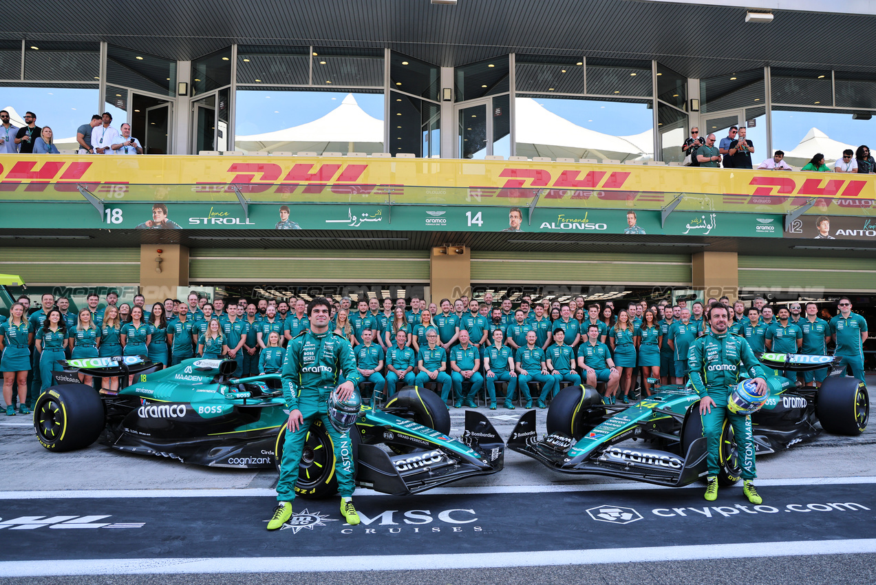 GP ABU DHABI, (L to R): Lance Stroll (CDN) Aston Martin F1 Team e Fernando Alonso (ESP) Aston Martin F1 Team at a team photograph.

07.12.2025. Formula 1 World Championship, Rd 24, Abu Dhabi Grand Prix, Yas Marina Circuit, Abu Dhabi, Gara Day.

- www.xpbimages.com, EMail: requests@xpbimages.com © Copyright: Batchelor / XPB Images