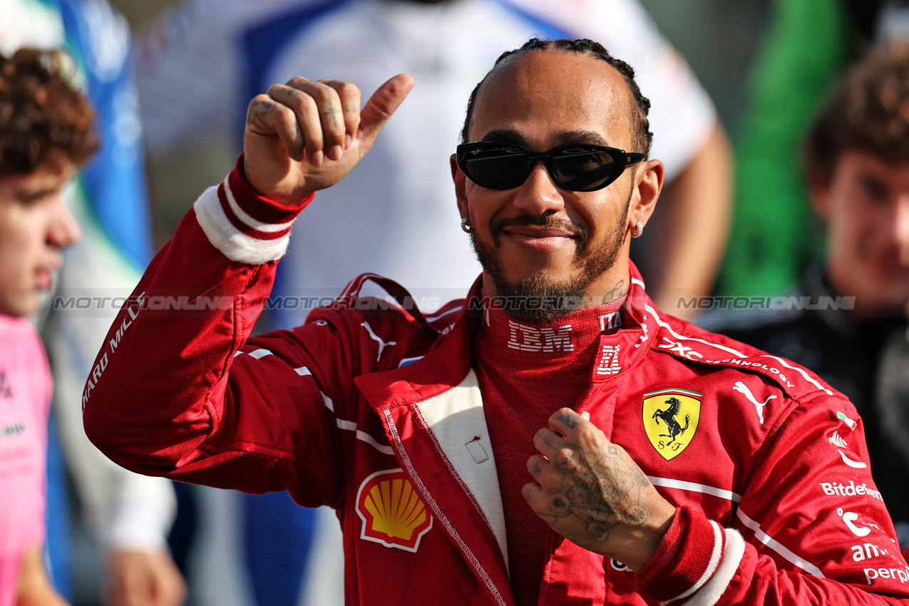 GP ABU DHABI, Lewis Hamilton (GBR) Ferrari at the end of season group photograph.

07.12.2025. Formula 1 World Championship, Rd 24, Abu Dhabi Grand Prix, Yas Marina Circuit, Abu Dhabi, Gara Day.

- www.xpbimages.com, EMail: requests@xpbimages.com © Copyright: Coates / XPB Images