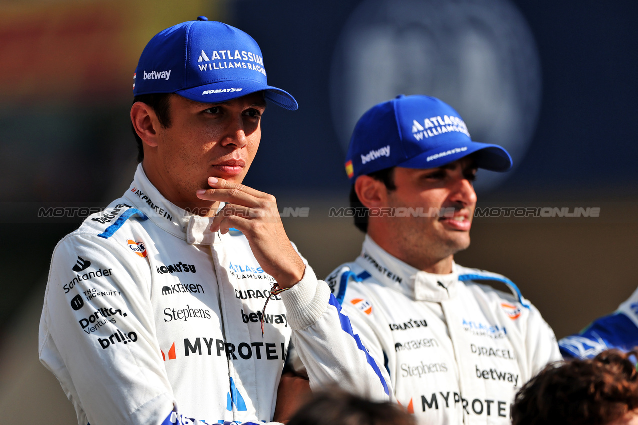 GP ABU DHABI, Alexander Albon (THA) Atlassian Williams Racing e Carlos Sainz (ESP) Atlassian Williams Racing at the end of season group photograph.

07.12.2025. Formula 1 World Championship, Rd 24, Abu Dhabi Grand Prix, Yas Marina Circuit, Abu Dhabi, Gara Day.

- www.xpbimages.com, EMail: requests@xpbimages.com © Copyright: Coates / XPB Images