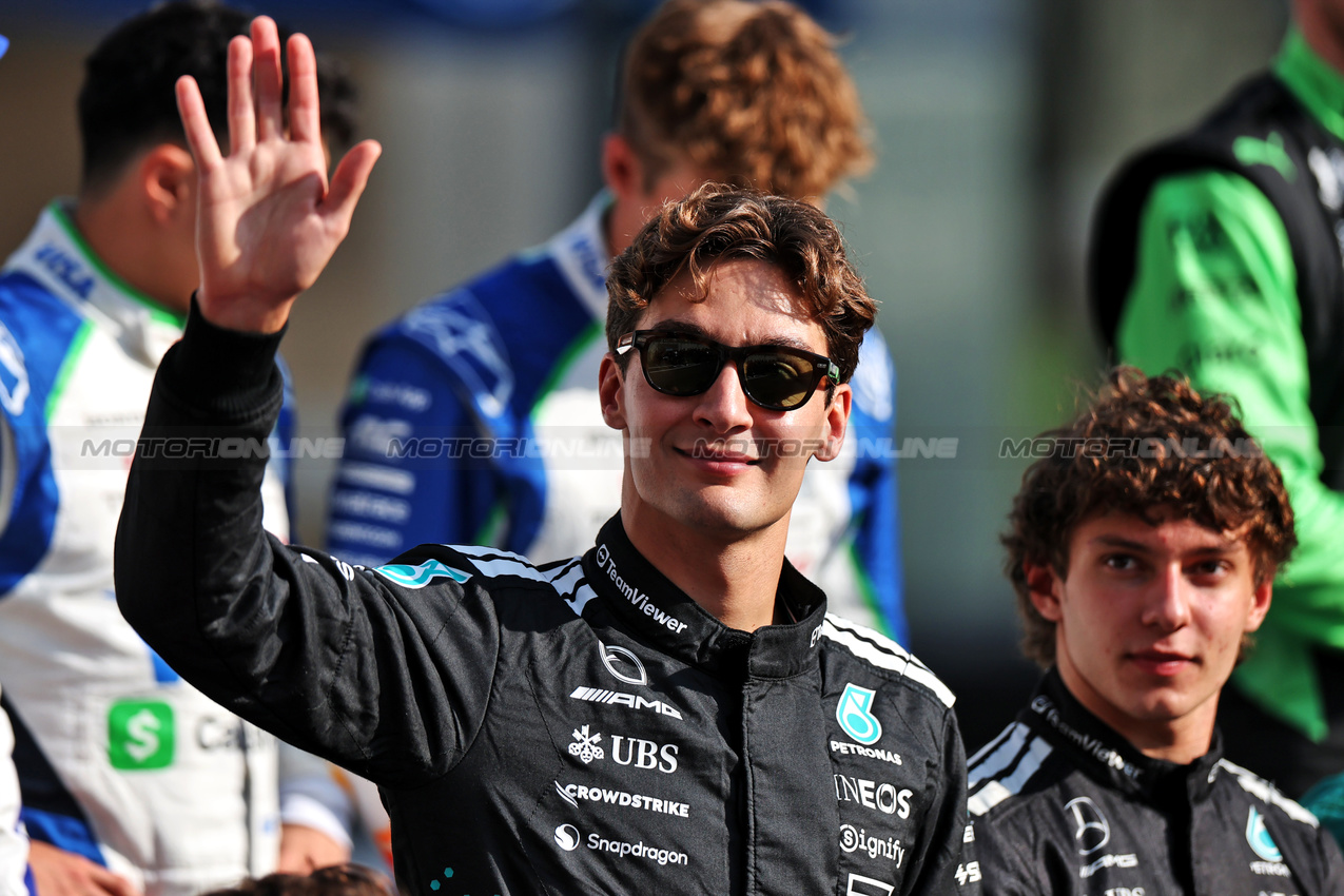 GP ABU DHABI, George Russell (GBR) Mercedes AMG F1 e Andrea Kimi Antonelli (ITA) Mercedes AMG F1 at the end of season group photograph.

07.12.2025. Formula 1 World Championship, Rd 24, Abu Dhabi Grand Prix, Yas Marina Circuit, Abu Dhabi, Gara Day.

- www.xpbimages.com, EMail: requests@xpbimages.com © Copyright: Coates / XPB Images