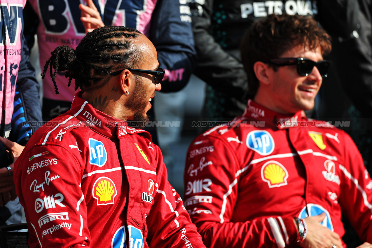 GP ABU DHABI, (L to R): Lewis Hamilton (GBR) Ferrari e Charles Leclerc (MON) Ferrari at the end of season group photograph.
07.12.2025. Formula 1 World Championship, Rd 24, Abu Dhabi Grand Prix, Yas Marina Circuit, Abu Dhabi, Gara Day.
- www.xpbimages.com, EMail: requests@xpbimages.com © Copyright: Coates / XPB Images