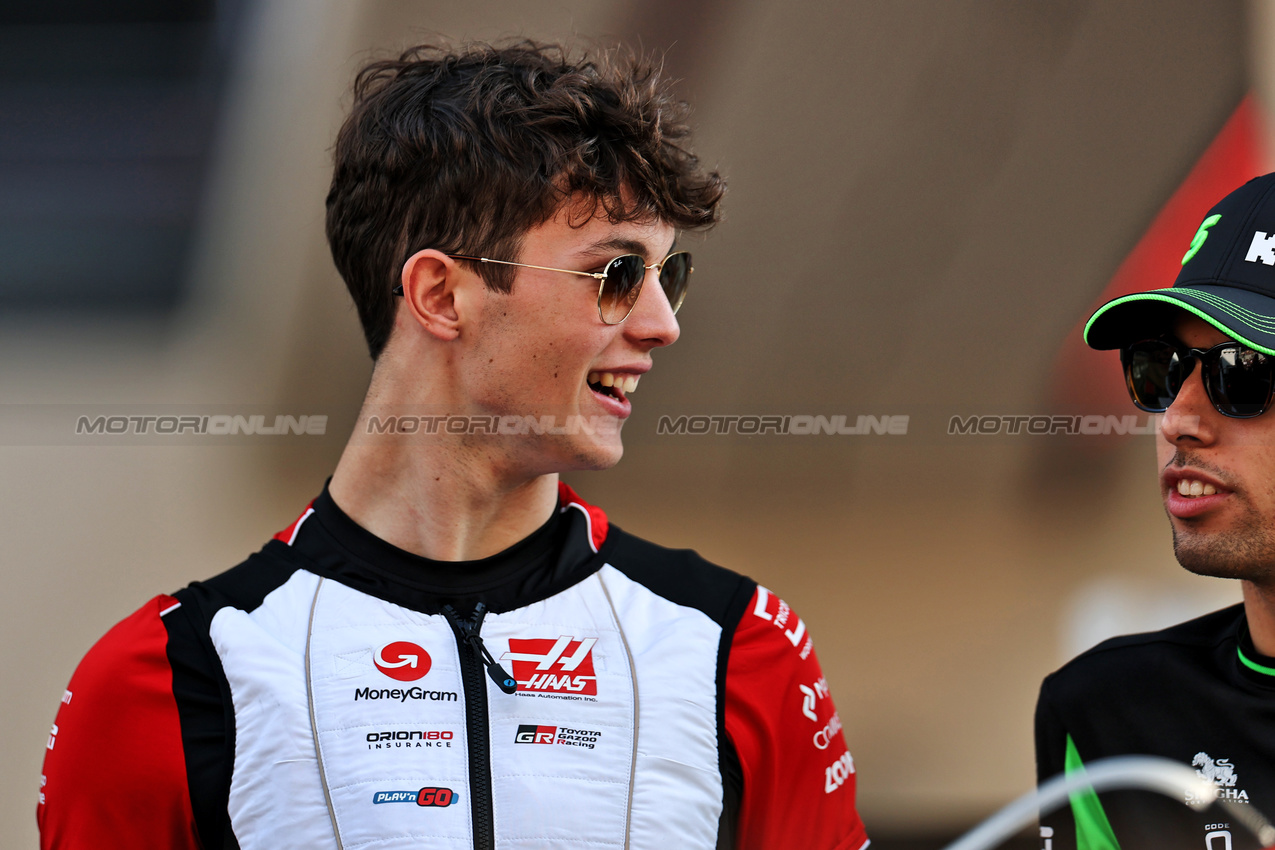 GP ABU DHABI, (L to R): Oliver Bearman (GBR) Haas F1 Team e Gabriel Bortoleto (BRA) Sauber on the drivers' parade.
07.12.2025. Formula 1 World Championship, Rd 24, Abu Dhabi Grand Prix, Yas Marina Circuit, Abu Dhabi, Gara Day.
- www.xpbimages.com, EMail: requests@xpbimages.com © Copyright: Coates / XPB Images
