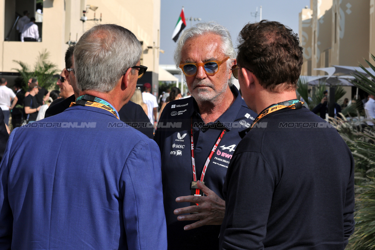 GP ABU DHABI, Flavio Briatore (ITA) Alpine F1 Team Executive Advisor with Nigel Farage (GBR) Politician.
07.12.2025. Formula 1 World Championship, Rd 24, Abu Dhabi Grand Prix, Yas Marina Circuit, Abu Dhabi, Gara Day.
- www.xpbimages.com, EMail: requests@xpbimages.com © Copyright: Moy / XPB Images