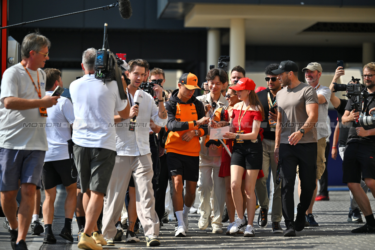 GP ABU DHABI, Lando Norris (GBR) McLaren.
07.12.2025. Formula 1 World Championship, Rd 24, Abu Dhabi Grand Prix, Yas Marina Circuit, Abu Dhabi, Gara Day.
- www.xpbimages.com, EMail: requests@xpbimages.com © Copyright: Price / XPB Images