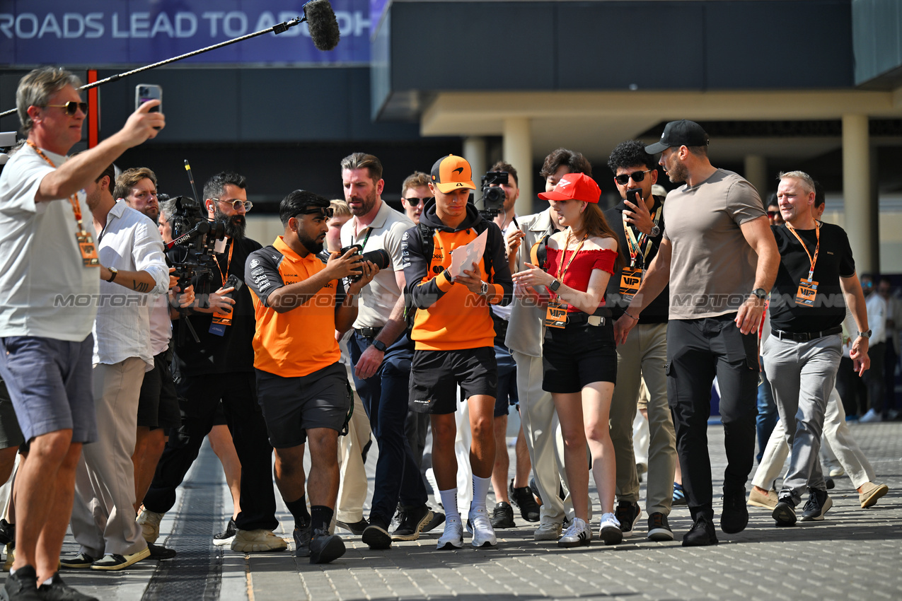 GP ABU DHABI, Lando Norris (GBR) McLaren.

07.12.2025. Formula 1 World Championship, Rd 24, Abu Dhabi Grand Prix, Yas Marina Circuit, Abu Dhabi, Gara Day.

- www.xpbimages.com, EMail: requests@xpbimages.com © Copyright: Price / XPB Images
