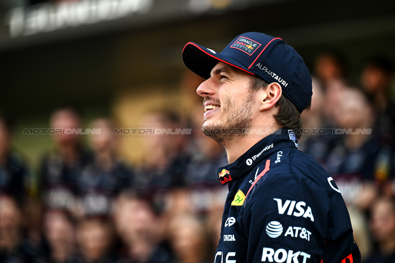 GP ABU DHABI, Max Verstappen (NLD) Red Bull Racing at a team photograph.
07.12.2025. Formula 1 World Championship, Rd 24, Abu Dhabi Grand Prix, Yas Marina Circuit, Abu Dhabi, Gara Day.
- www.xpbimages.com, EMail: requests@xpbimages.com © Copyright: Price / XPB Images