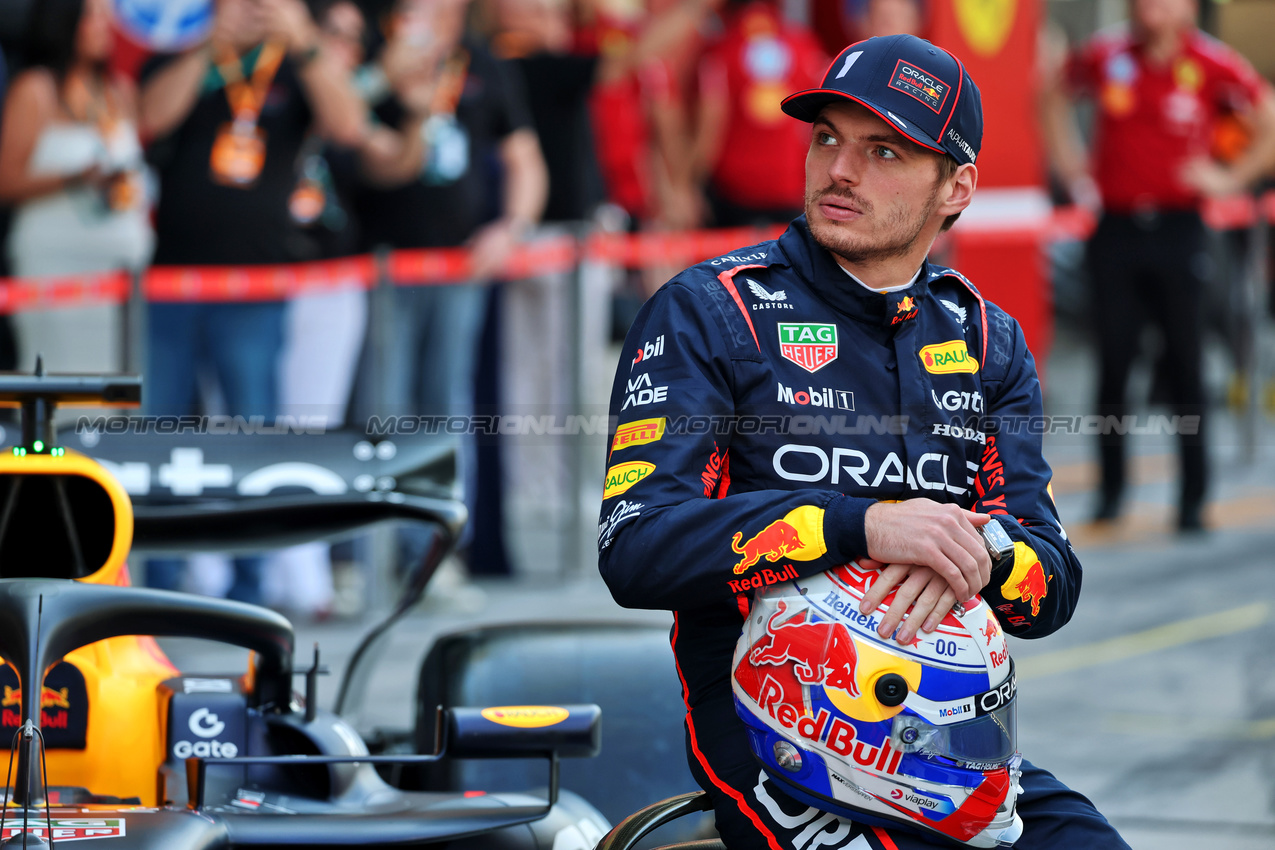GP ABU DHABI, Max Verstappen (NLD) Red Bull Racing at a team photograph.
07.12.2025. Formula 1 World Championship, Rd 24, Abu Dhabi Grand Prix, Yas Marina Circuit, Abu Dhabi, Gara Day.
- www.xpbimages.com, EMail: requests@xpbimages.com © Copyright: Batchelor / XPB Images
