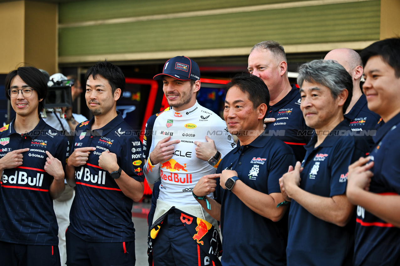 GP ABU DHABI, Max Verstappen (NLD) Red Bull Racing with Koji Watanabe (JPN) Honda Racing Corporation - HRC - President e Honda staff at a team photograph.
07.12.2025. Formula 1 World Championship, Rd 24, Abu Dhabi Grand Prix, Yas Marina Circuit, Abu Dhabi, Gara Day.
- www.xpbimages.com, EMail: requests@xpbimages.com © Copyright: Price / XPB Images
