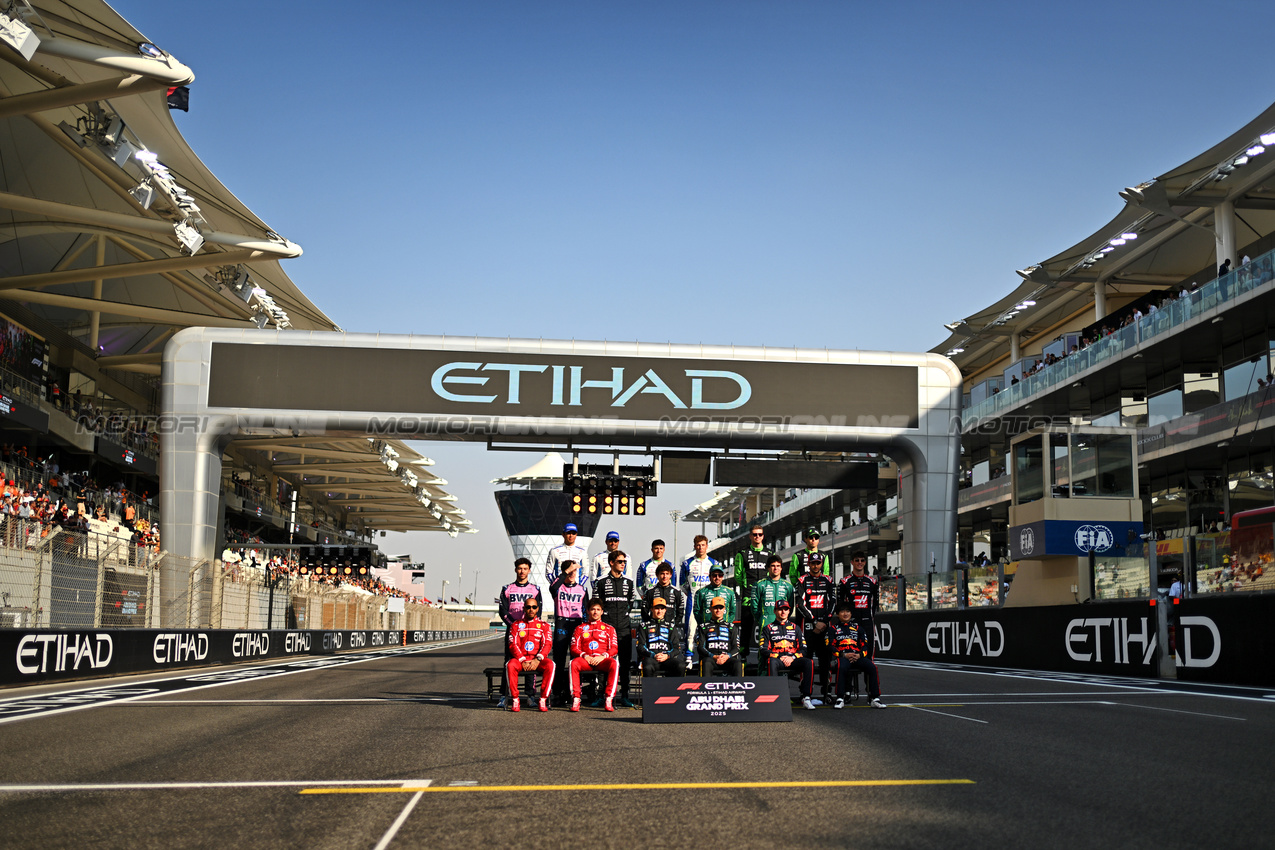 GP ABU DHABI, Drivers' end of season group photograph.

07.12.2025. Formula 1 World Championship, Rd 24, Abu Dhabi Grand Prix, Yas Marina Circuit, Abu Dhabi, Gara Day.

- www.xpbimages.com, EMail: requests@xpbimages.com © Copyright: Price / XPB Images