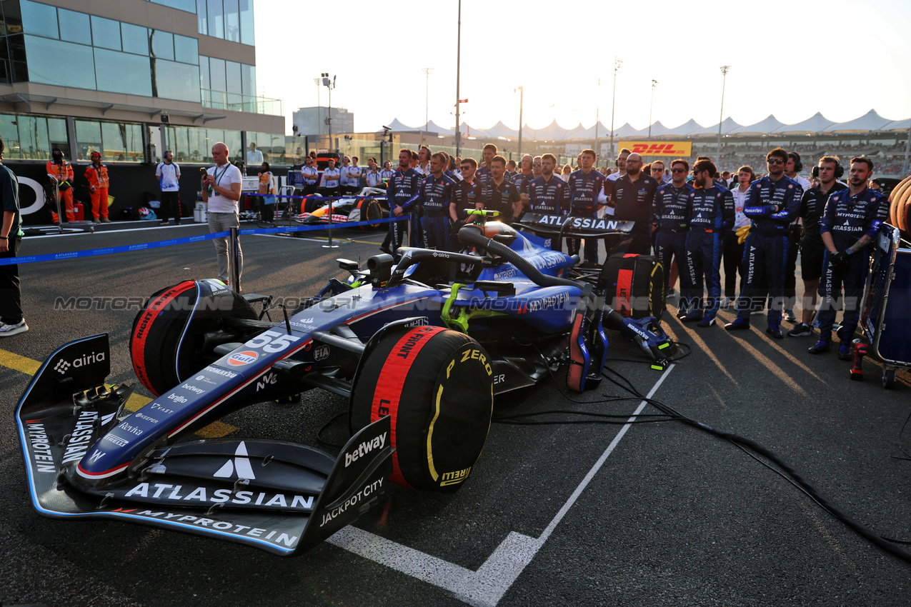 GP ABU DHABI, Atlassian Williams Racing on the grid.

07.12.2025. Formula 1 World Championship, Rd 24, Abu Dhabi Grand Prix, Yas Marina Circuit, Abu Dhabi, Gara Day.

- www.xpbimages.com, EMail: requests@xpbimages.com © Copyright: Batchelor / XPB Images