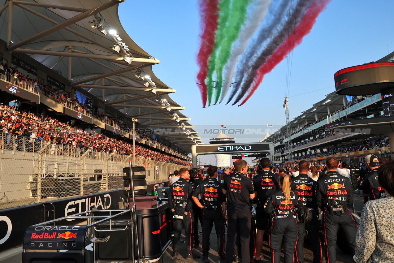 GP ABU DHABI, griglia Atmosfera - air force fly by.
07.12.2025. Formula 1 World Championship, Rd 24, Abu Dhabi Grand Prix, Yas Marina Circuit, Abu Dhabi, Gara Day.
- www.xpbimages.com, EMail: requests@xpbimages.com © Copyright: Batchelor / XPB Images